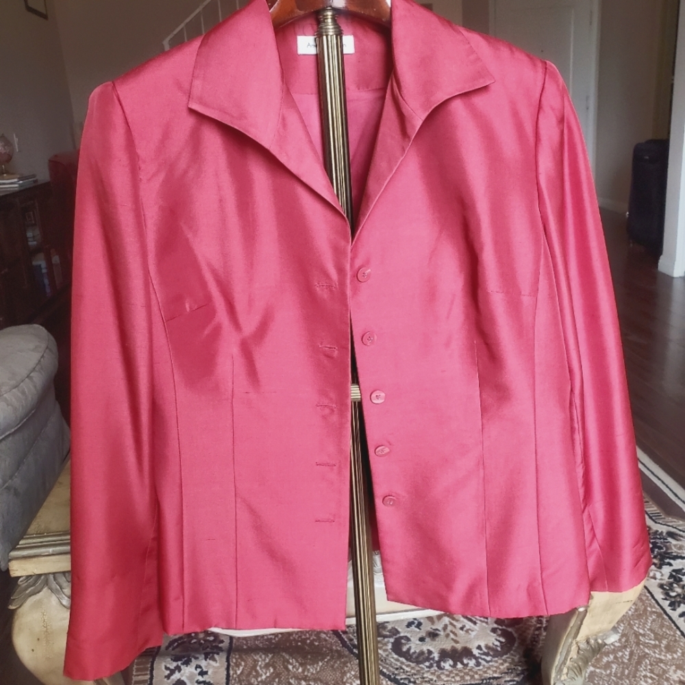 Short silk jacket.